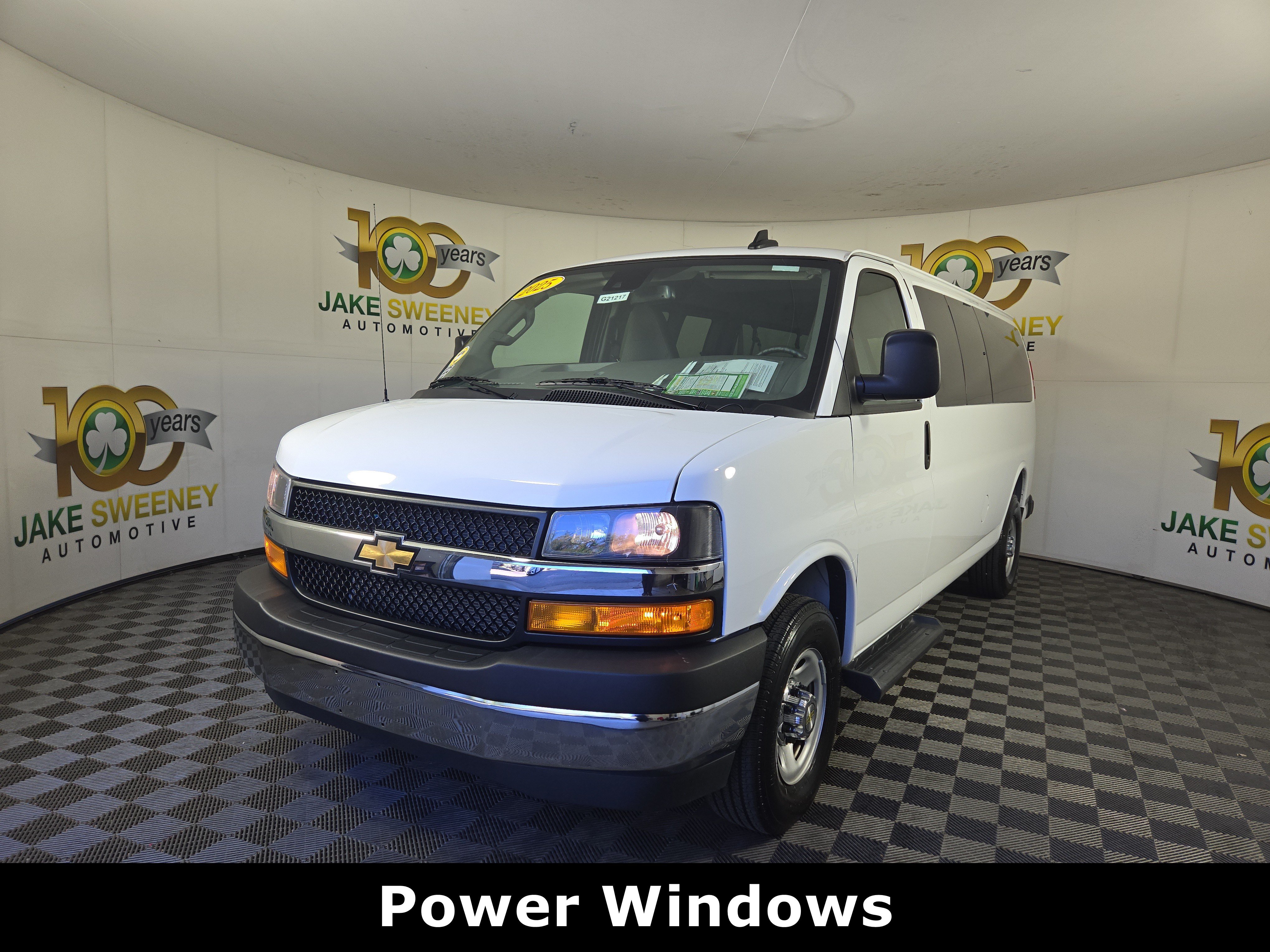 Certified 2025 Chevrolet Express 3500 LT w/ LT Preferred Equipment Group RWD image 3