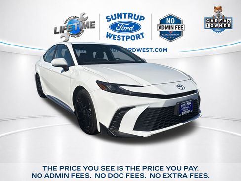 Used 2025 Toyota Camry SE FWD image 1