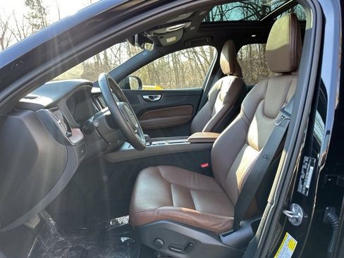 Certified 2023 Volvo XC60 B5 Plus w/ Climate Package image 18