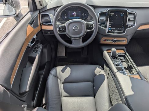 Used 2024 Volvo XC90 B5 Plus image 23
