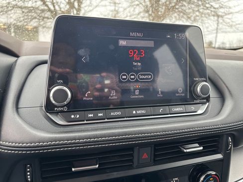 Used 2023 Nissan Rogue SV image 9