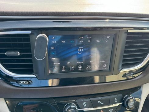 Used 2018 Chrysler Pacifica Touring-L image 19