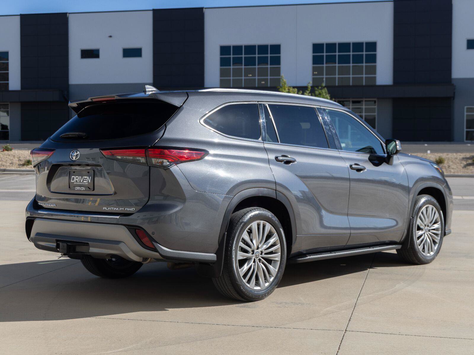 Used 2022 Toyota Highlander Platinum AWD/4WD image 9
