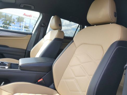 Used 2025 Volkswagen Atlas Cross Sport SE w/ Black Wheel Package image 17