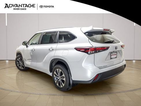 Used 2024 Toyota Highlander XLE AWD/4WD image 5