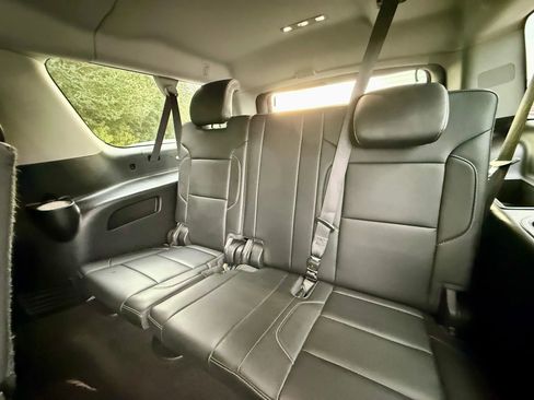 Used 2018 Chevrolet Suburban LT image 5