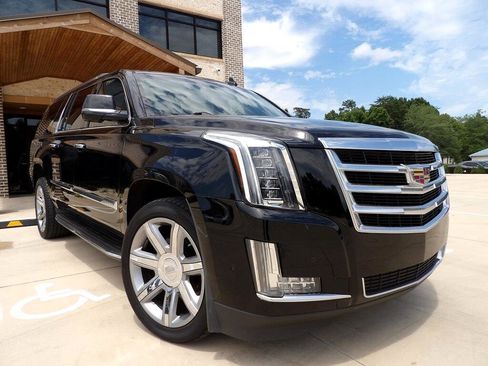 Used 2017 Cadillac Escalade ESV Luxury image 3