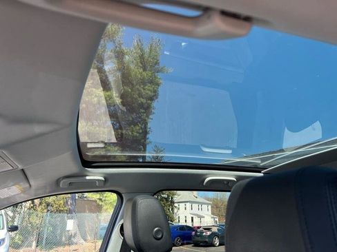 Used 2018 Land Rover Discovery Sport HSE image 11