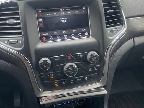 Used 2018 Jeep Grand Cherokee Laredo AWD/4WD image 18