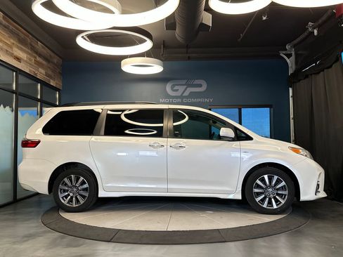 Used 2020 Toyota Sienna XLE w/ XLE Navigation Package AWD/4WD image 2