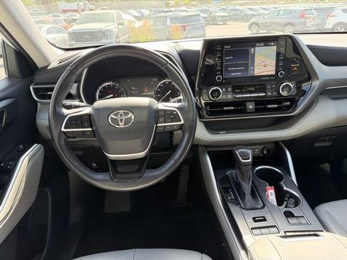 Used 2022 Toyota Highlander XLE AWD/4WD image 27