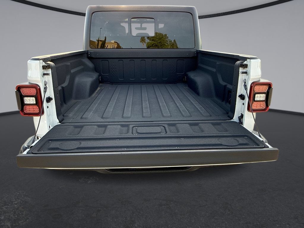 Used 2022 Jeep Gladiator Overland w/ LED Lighting Group AWD/4WD image 13