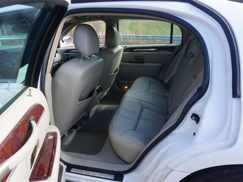 Used 2009 Lincoln Town Car Signature Limited image 10