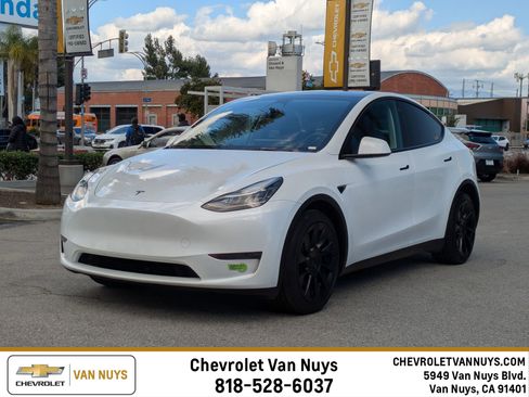 Used 2023 Tesla Model Y Long Range image 1