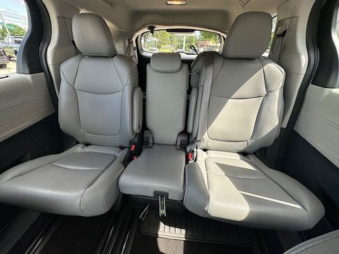 Used 2024 Toyota Sienna XLE FWD image 28