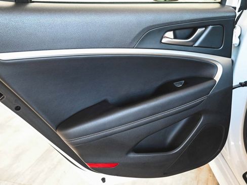 Used 2023 Genesis G70 2.0T image 11