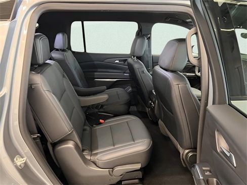 Used 2025 Chevrolet Traverse LT image 14
