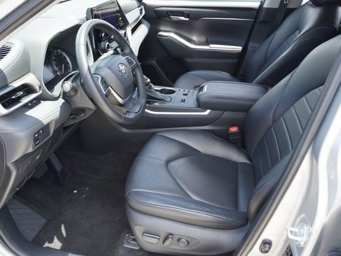 Used 2023 Toyota Highlander XLE FWD image 13