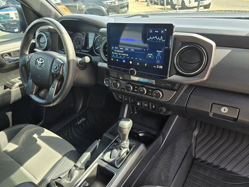 Used 2021 Toyota Tacoma TRD Off-Road w/ Technology Package AWD/4WD image 10