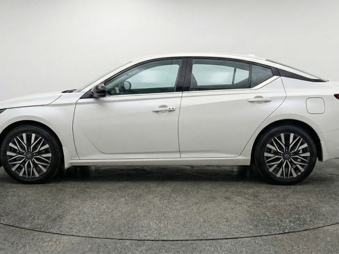 Used 2025 Nissan Altima 2.5 SV FWD image 3