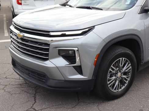 Used 2025 Chevrolet Traverse LT FWD image 6