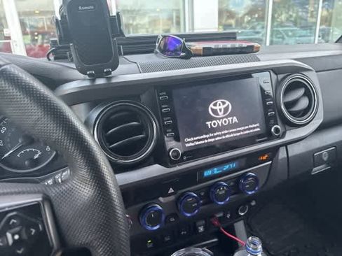 Used 2022 Toyota Tacoma TRD Off-Road image 2