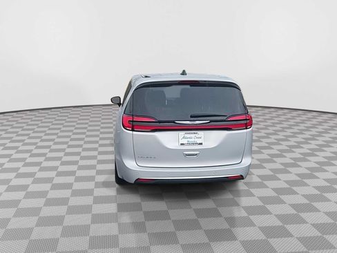 Used 2023 Chrysler Pacifica Touring-L FWD image 7