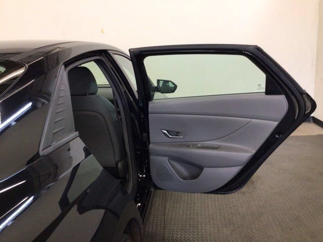 Used 2021 Hyundai Elantra SE FWD image 8