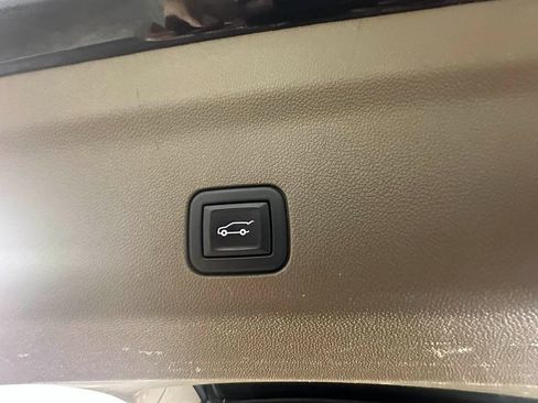 Used 2021 GMC Yukon Denali w/ Denali Premium Package image 18