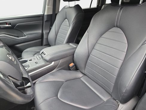 Used 2020 Toyota Highlander XLE FWD image 12