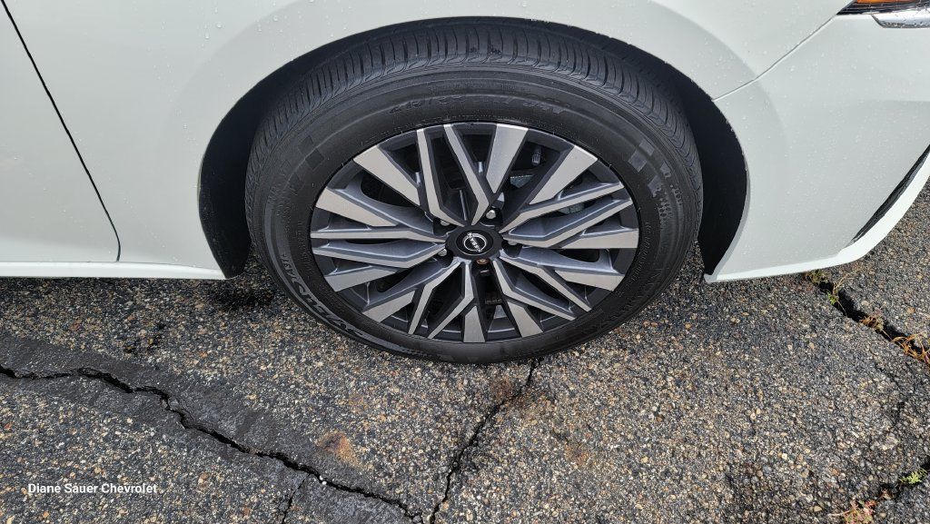 Used 2025 Nissan Altima 2.5 SV FWD image 15
