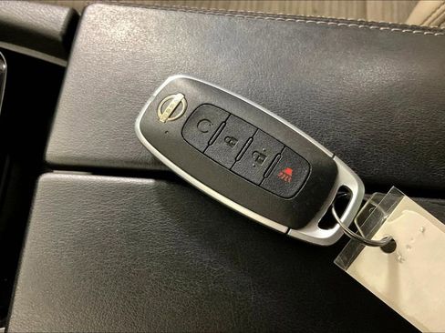 Used 2023 Nissan Rogue SV image 14