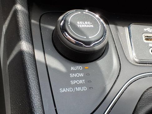 Used 2020 Jeep Cherokee Latitude Plus w/ Cold Weather Group AWD/4WD image 25