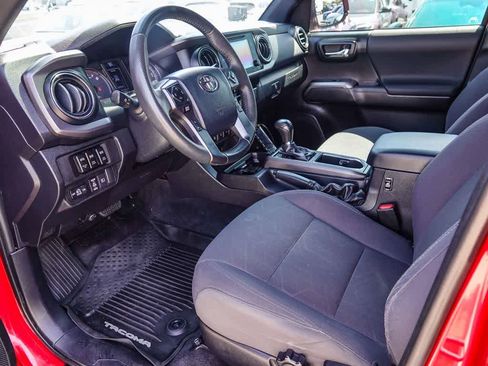 Used 2019 Toyota Tacoma TRD Off-Road w/ Technology Package AWD/4WD image 17