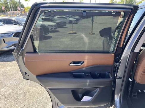 Used 2022 Nissan Pathfinder Platinum w/ Cargo Package image 23