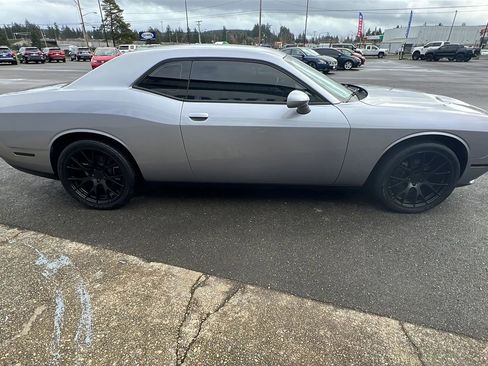 Used 2015 Dodge Challenger SXT image 4