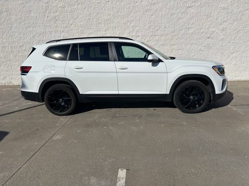 Used 2024 Volkswagen Atlas SE w/ Panoramic Sunroof Package image 2