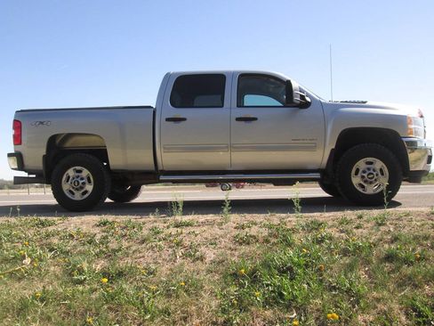 Used 2011 Chevrolet Silverado 2500 LT w/ Interior Plus Package AWD/4WD image 7