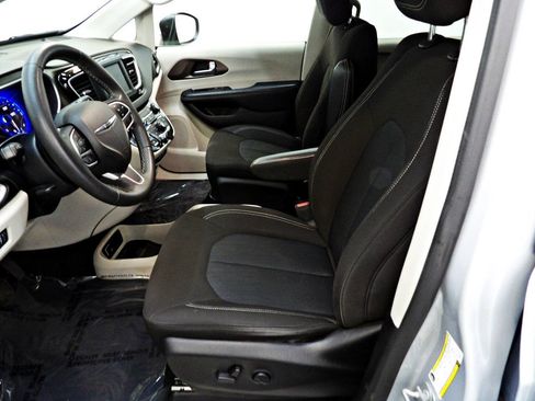 Used 2022 Chrysler Voyager LX FWD image 8