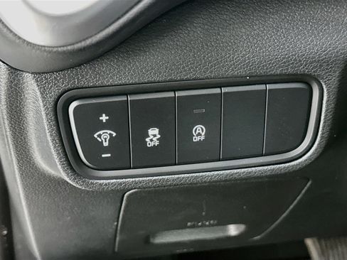 Used 2025 Kia Soul LX w/ LX Technology Package FWD image 17