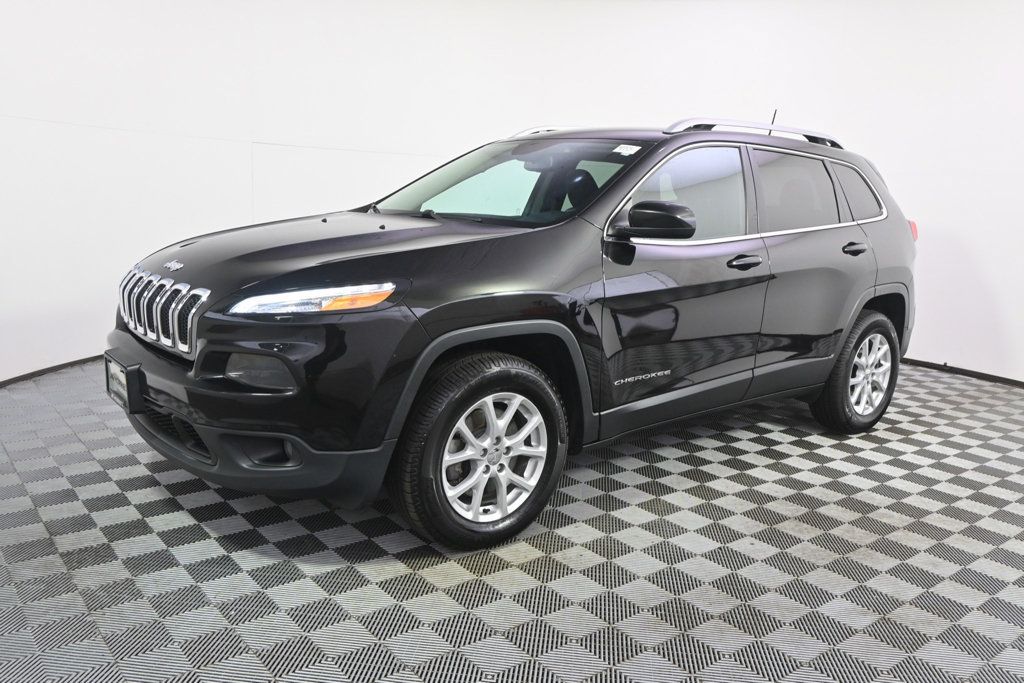 Used 2017 Jeep Cherokee Latitude w/ Cold Weather Group AWD/4WD image 3