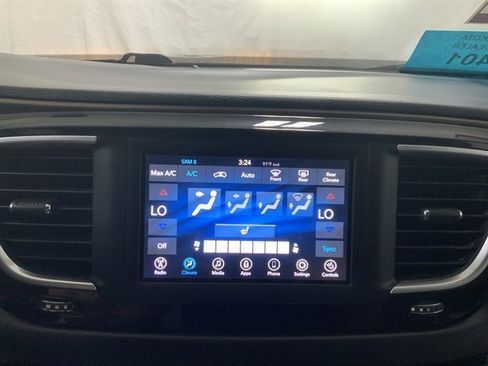 Used 2018 Chrysler Pacifica Touring-L image 23