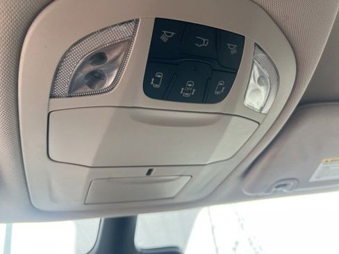 Used 2024 Chrysler Pacifica Touring-L image 14