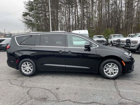 New 2026 Chrysler Pacifica Select image 9