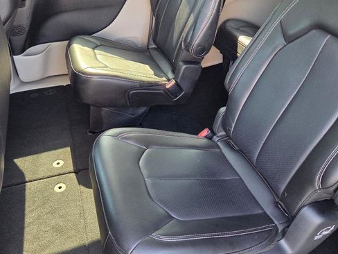 Used 2023 Chrysler Pacifica Touring-L FWD image 10