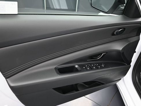 Certified 2025 Hyundai Elantra SEL FWD image 13