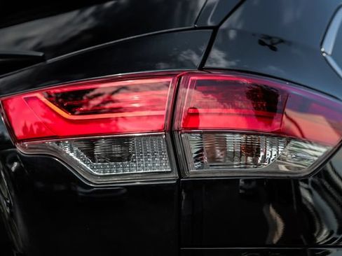 Used 2019 Toyota Highlander XLE AWD/4WD image 23