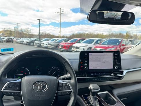 Used 2021 Toyota Sienna XLE AWD/4WD image 2