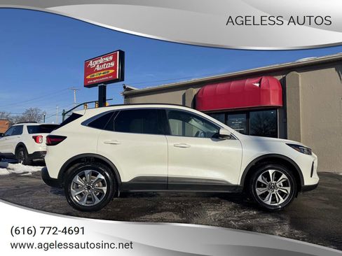 Used 2024 Ford Escape Platinum image 1