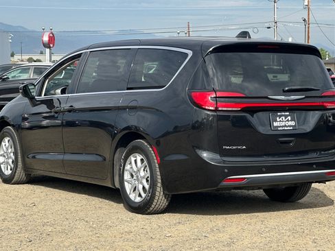 Used 2023 Chrysler Pacifica Touring-L FWD image 7